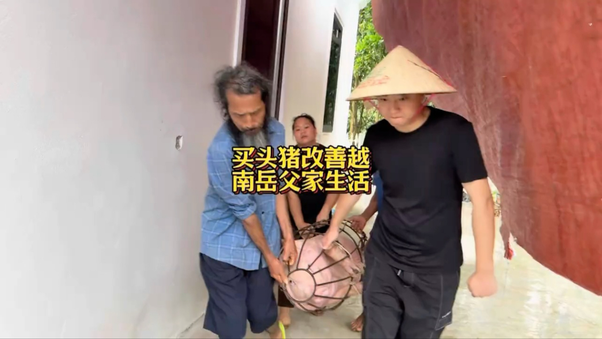 越南大姐理发店开业，中国女婿豪横送红包祝福！在用千万越南盾买