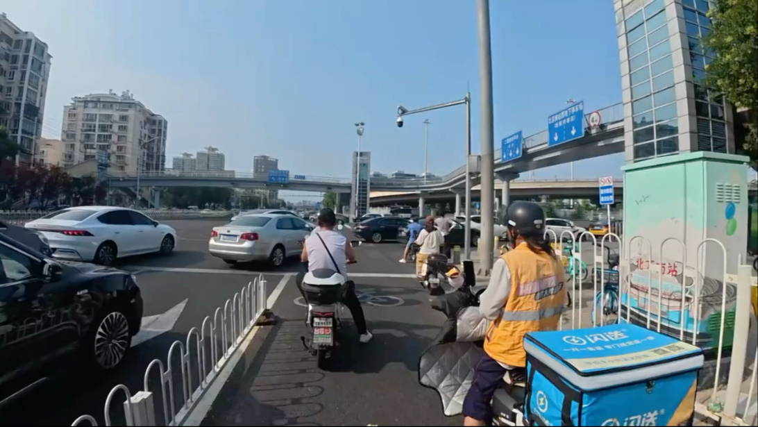 女子：我给你点路费吧！外卖哥：快走快走，别耽误我工作