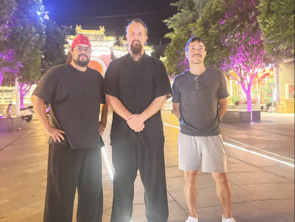 两个麦克，一个来自加拿大，一个来自澳大利亚，他们每年回来一次，而