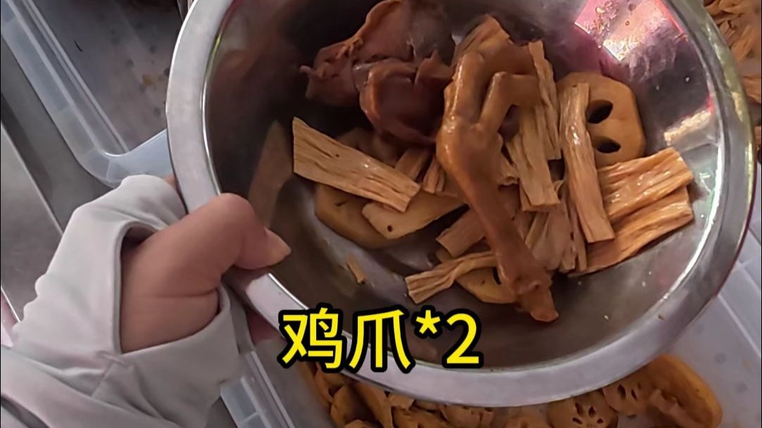 女大学生送外卖的路上有太多阻碍，送餐途中偶遇酒店摆摊卖热卤