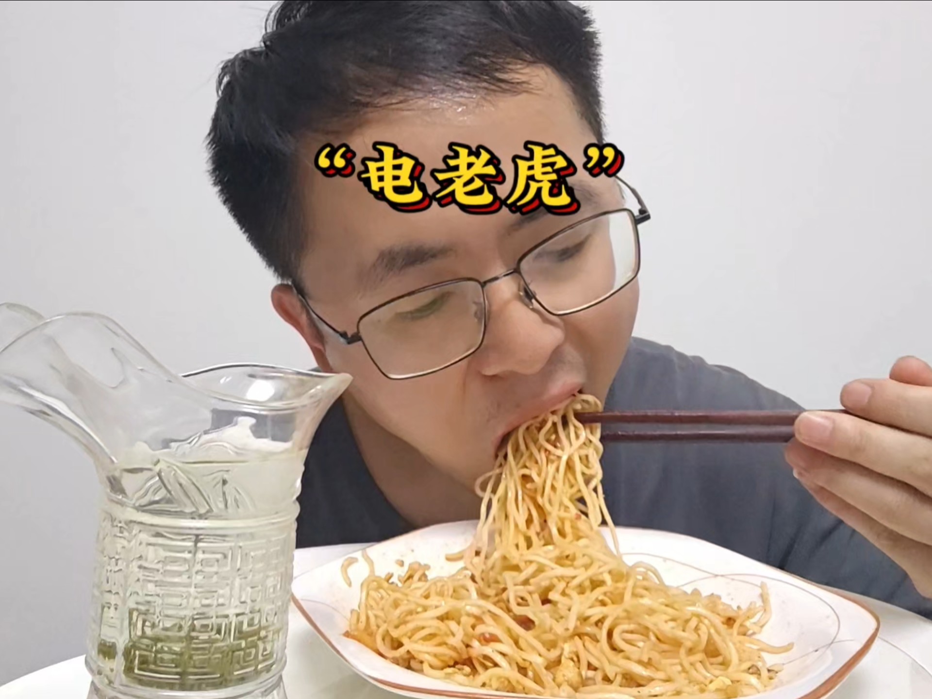 小伙第一次对电产生了一定程度的恐惧，电工师傅们一定要平平安