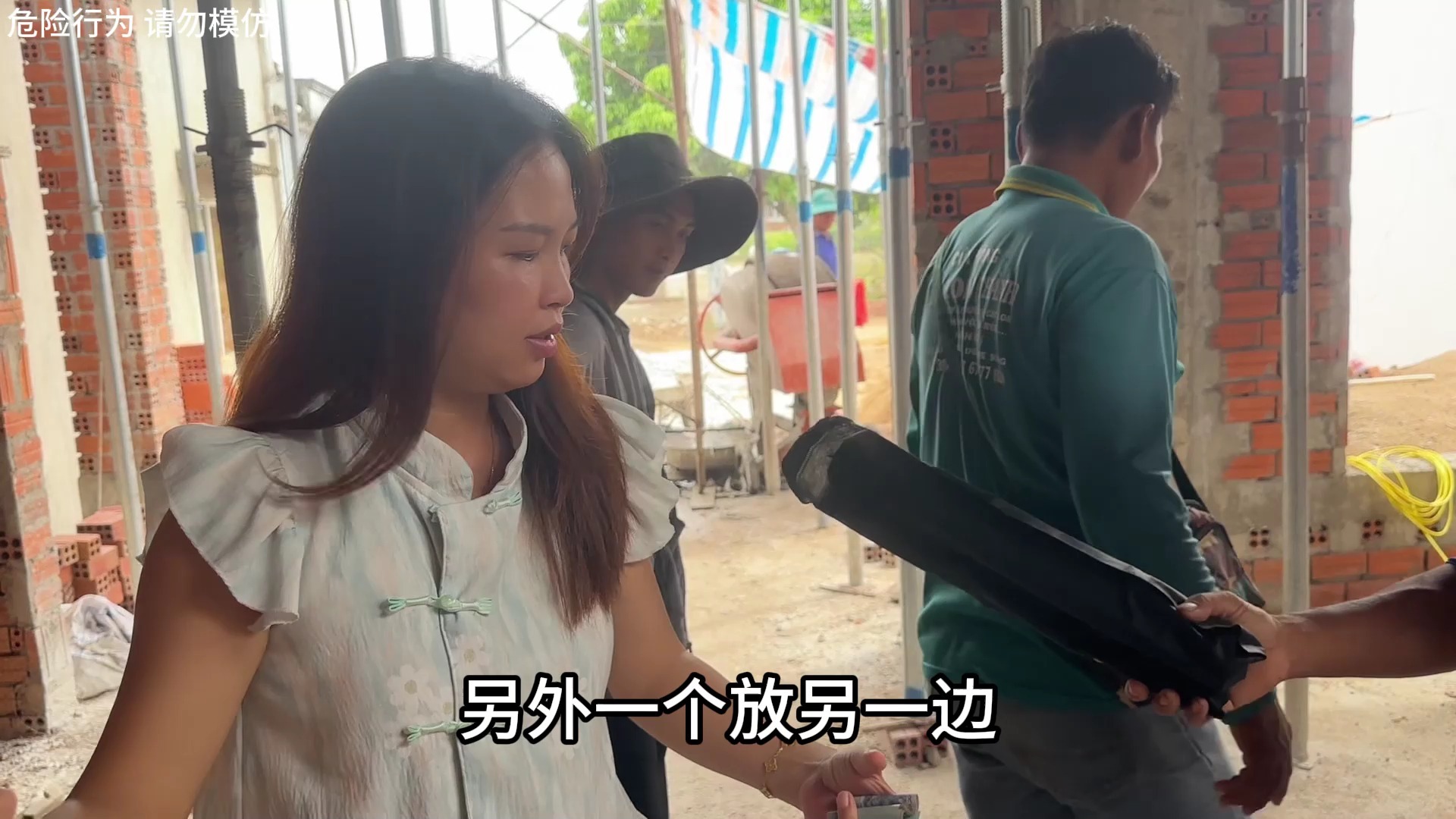 越南小舅子建房学砌砖！师傅都夸做的不错，房子二层啥时候好