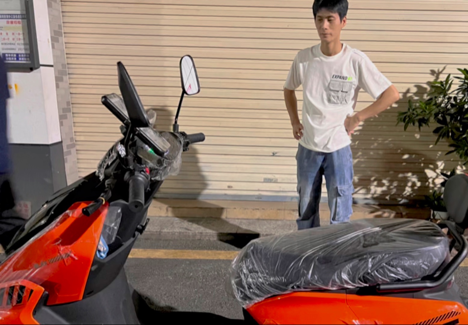 富士康打工：老杨咬牙喜提新车，准备用它跑外卖挣老婆彩礼
