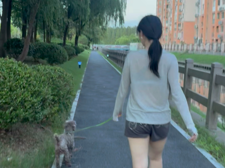 第1000期 你的异地恋女友日常报备：早起上班+干活+去闺蜜家撸