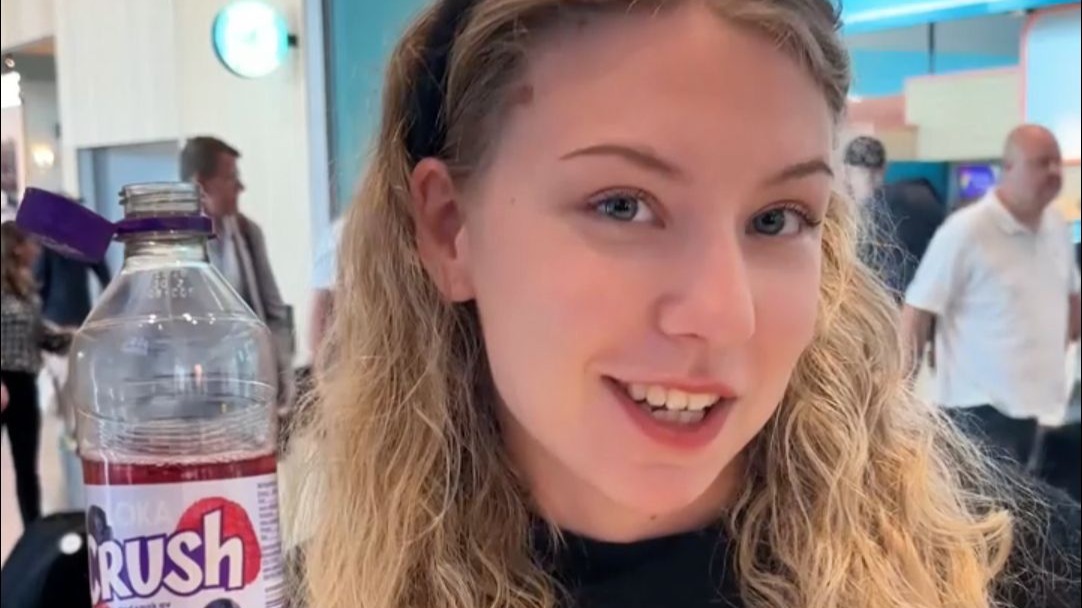 外国人也开始敬自己了