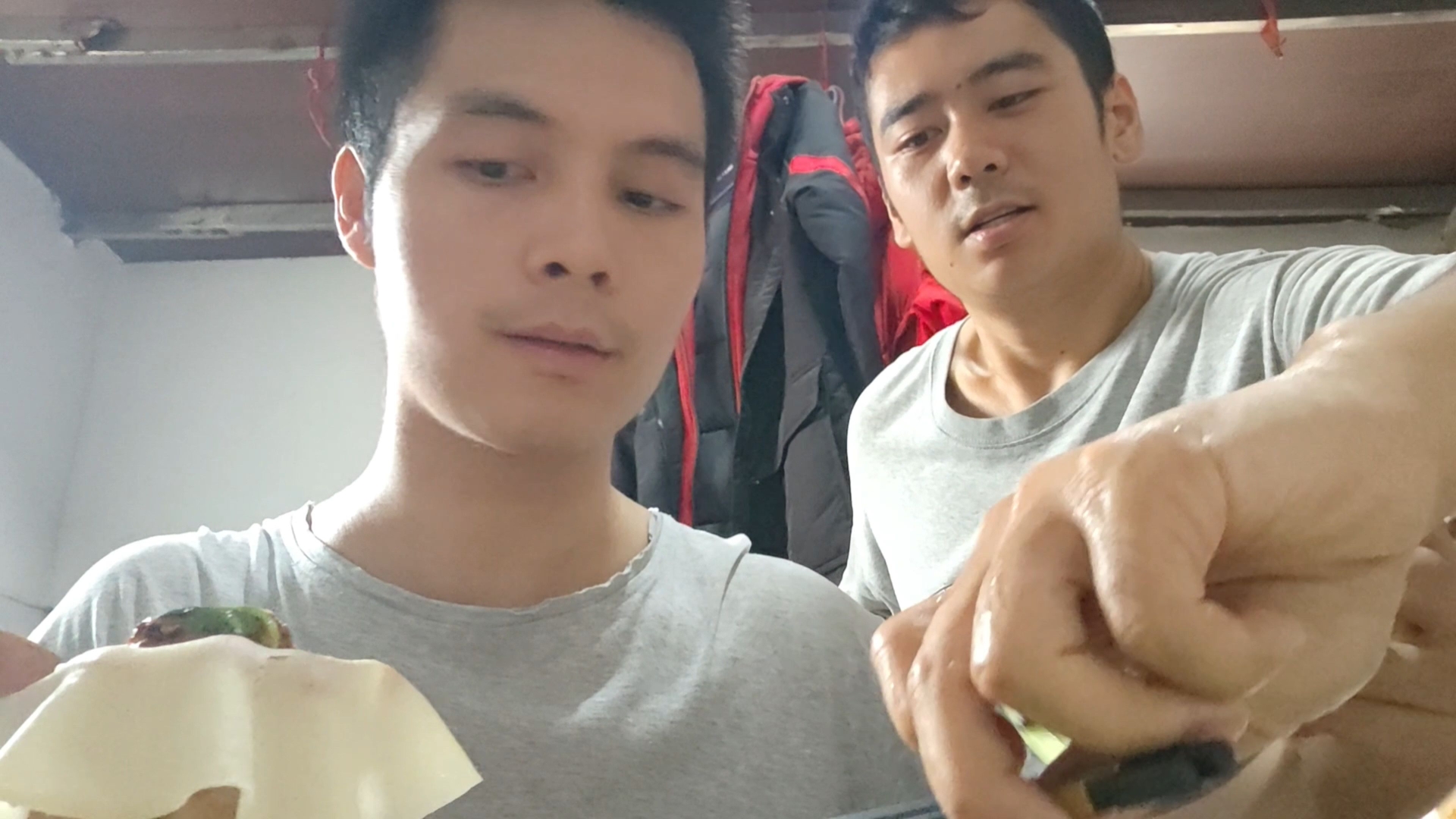 两个男孩子在一起六年后普通又平淡的休息日…