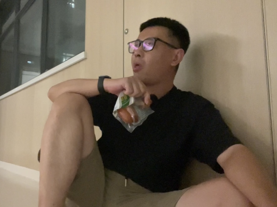 老婆住院了，深夜睡不着，医院走廊里喝两口解乏