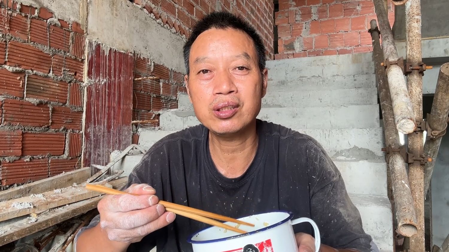 工友被赶出工地，没工作了，我们这代农民工就是这样