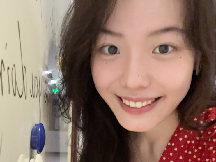 女研得大大方方的