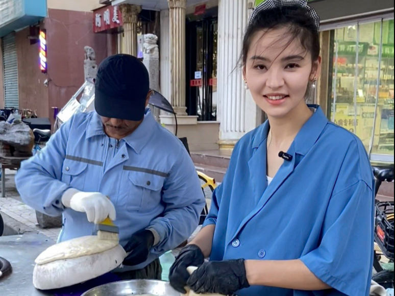 新疆女孩和爸妈在西安摆摊打馕