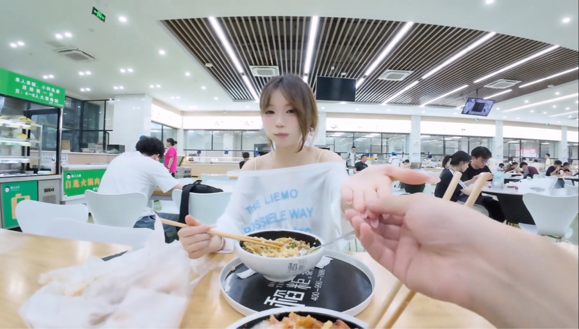 在学校找陌生同学喊妈妈蹭饭吃，她好甜阿，我真的爱了#蹭饭#日常