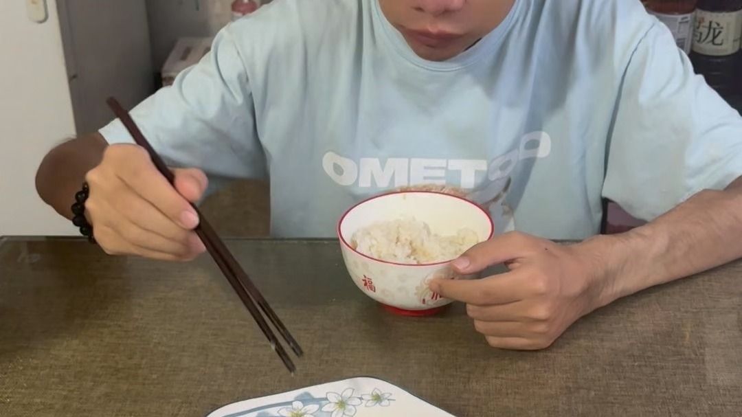 只要妈妈在家，不管什么时候回家都有热乎饭吃。