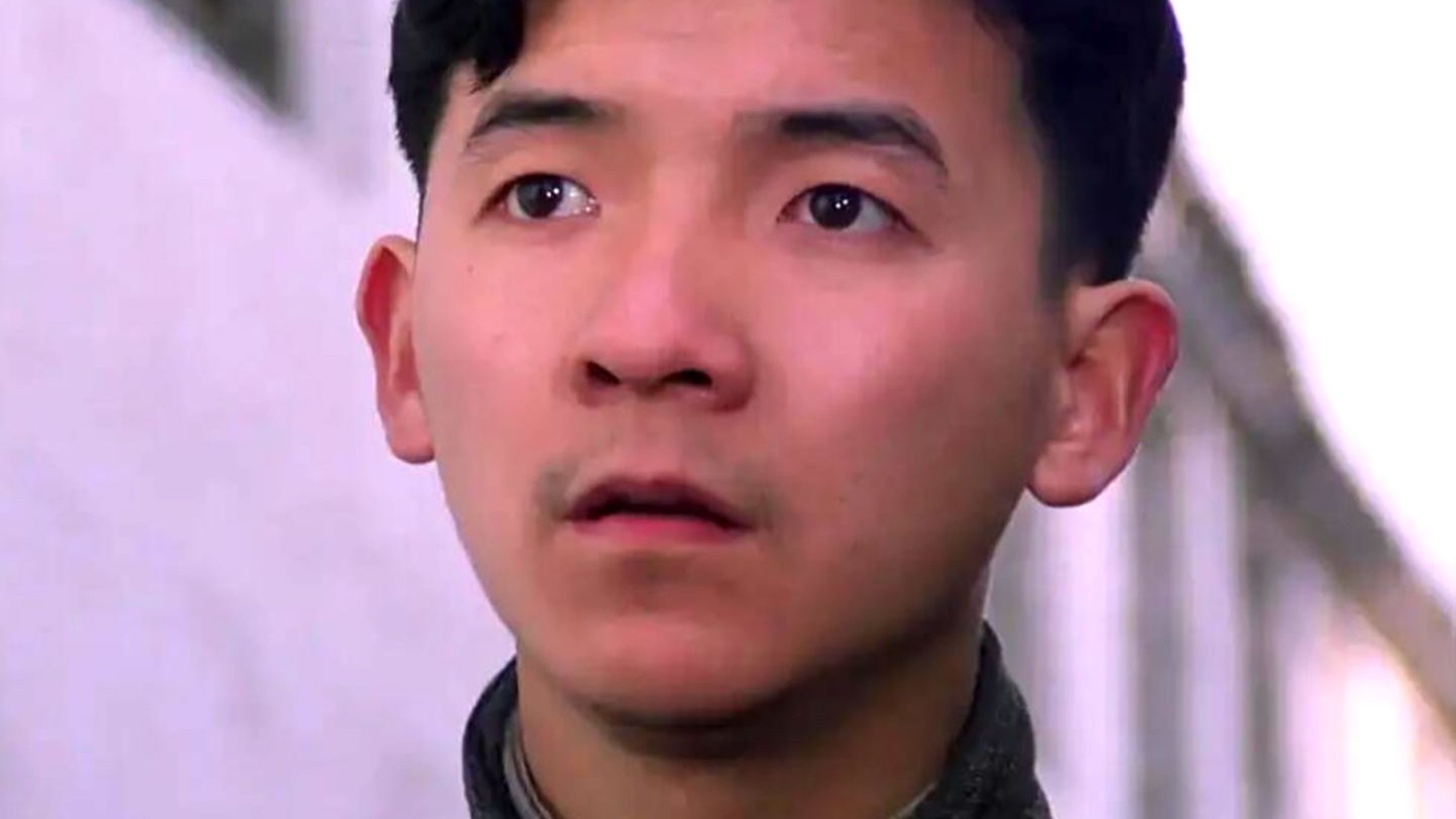 老父亲把尊严踩脚下换学费，儿子把虚荣当体面《包氏父子》
