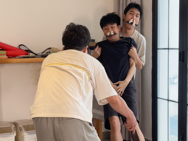 快叫你朋友来看新尖叫鸡蒙眼打人挑战