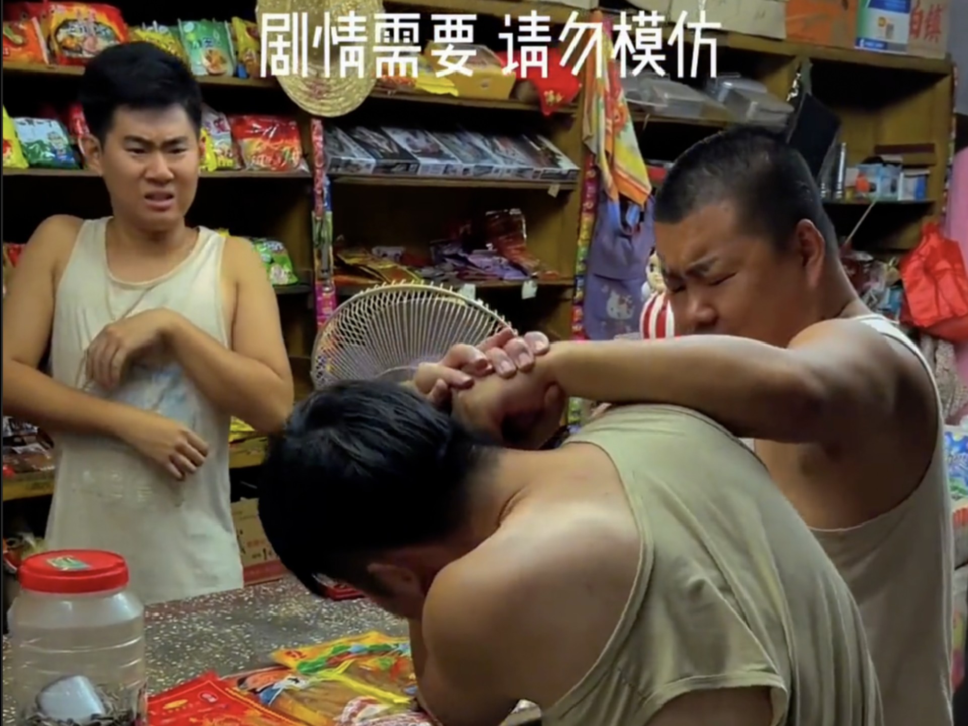 王寡妇和哑巴打起来了？！