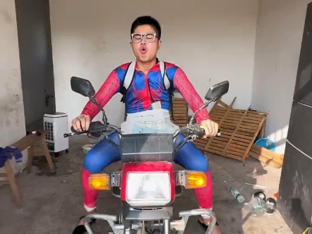 捣蛋鬼把路拦住了