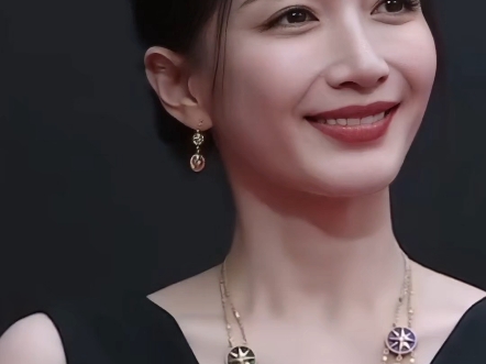 江疏影，上戏出身，又赴英深造，独特气质浑然天成。168cm高挑身材，