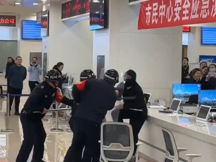 图优雅端热粥，手滑泼了自己一裤子，现在走路像揣了个暖水袋