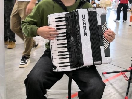 生活不易 小黑卖艺、