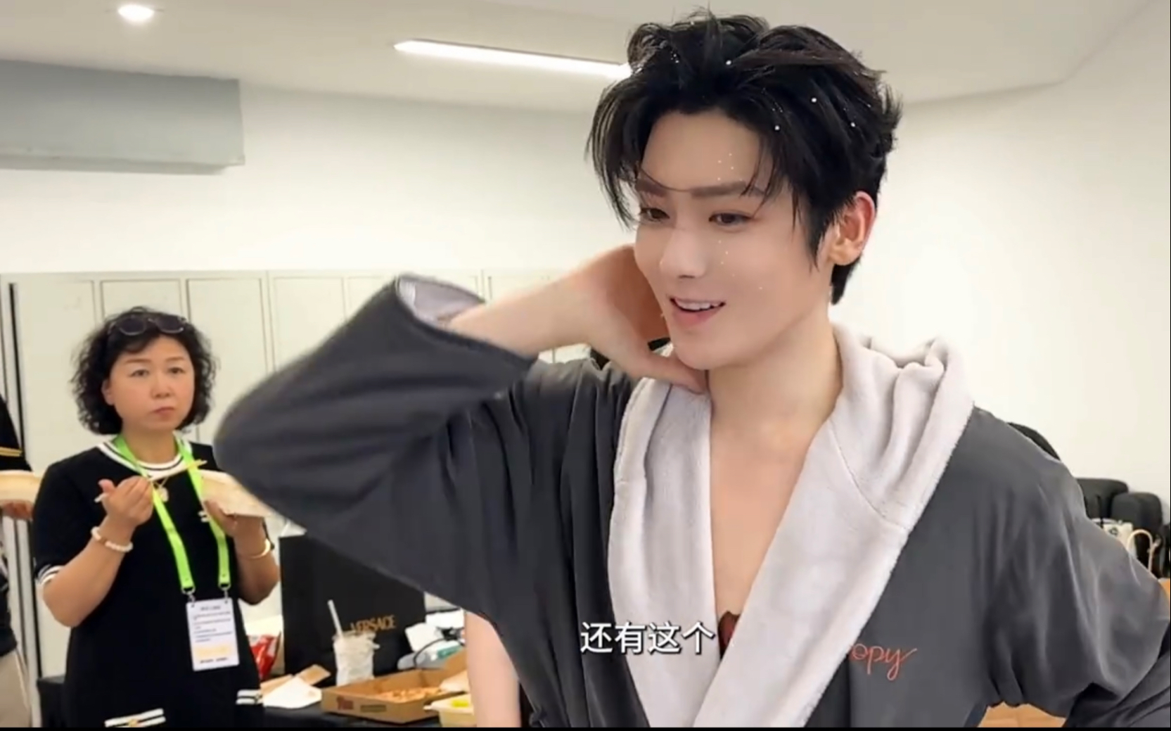 生日会筹备vlog终于来了【侯明昊工作室9.4】开始前扑进爸妈