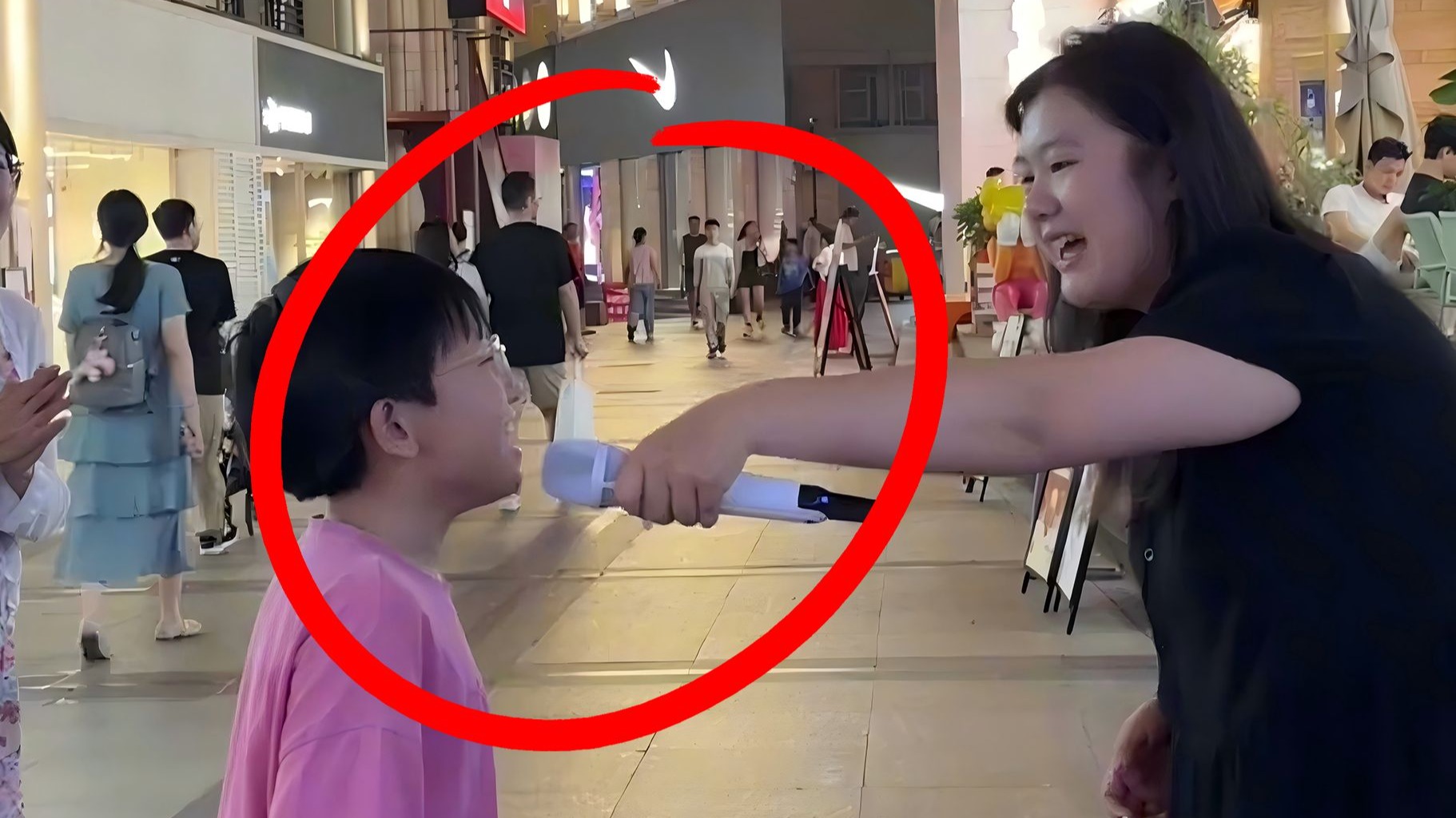 街头歌手遇 “小孩哥抢麦”！一开口直接封神，歌手：砸我饭碗？