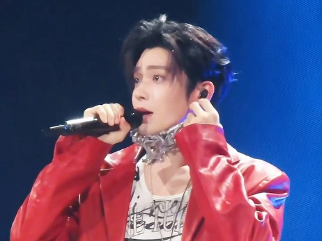 超强全开麦 侯明昊8.2演唱会 路透合集 粉演员送顶级唱跳爱豆