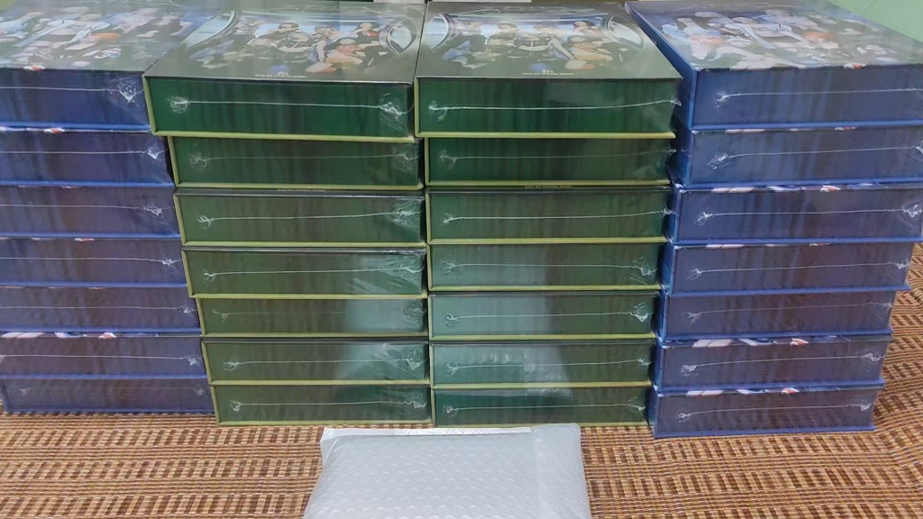 R.E.D女团专辑已到，把特典卡拆了，直接封箱收藏，后面有时间再拆