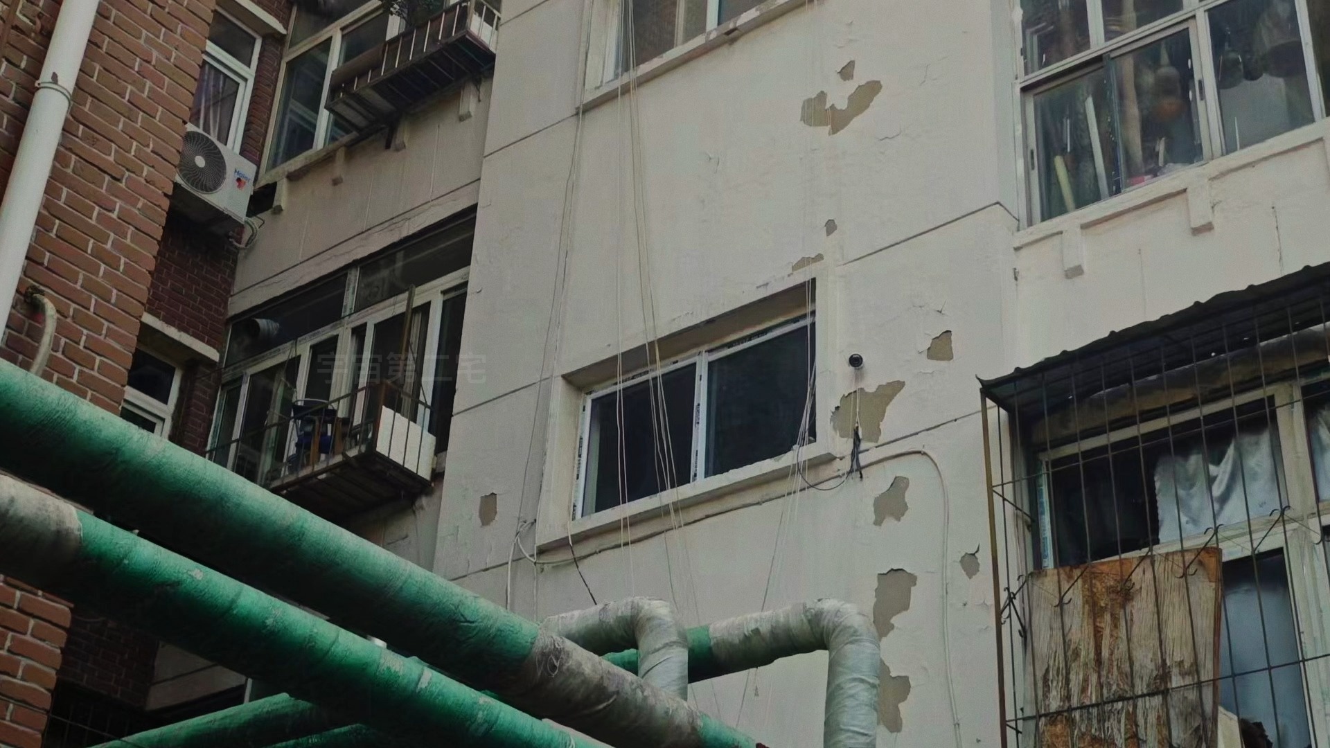 睁开眼回到2012年暑假 你登录QQ 打开千禧年华语电台 复古白