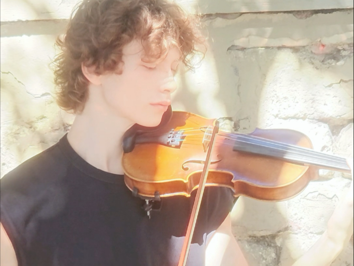 最喜欢夏末的阳光，均匀地抚摸每一个路人