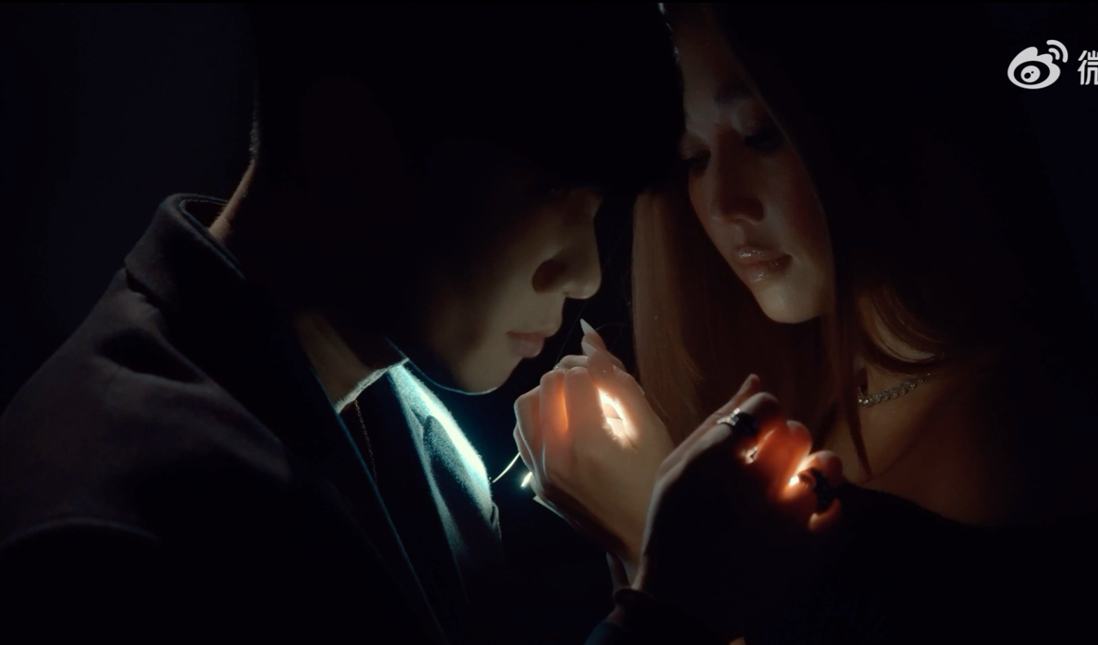 JJ 林俊傑 & A-Lin 《在月蝕裡抱緊我 》 官方MV