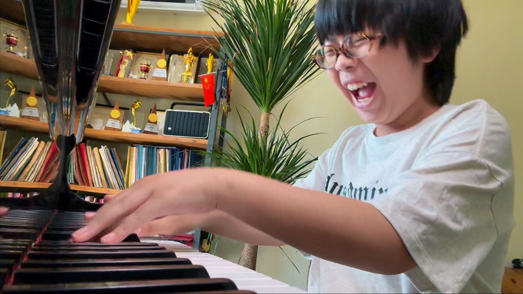 我说背过了就结束今天的练琴！结果他就水灵灵的背过了………最