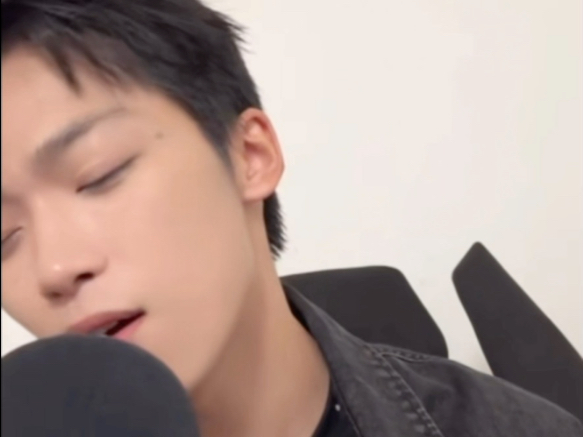 他用歌声一遍遍重播 那个无法NG的夏天