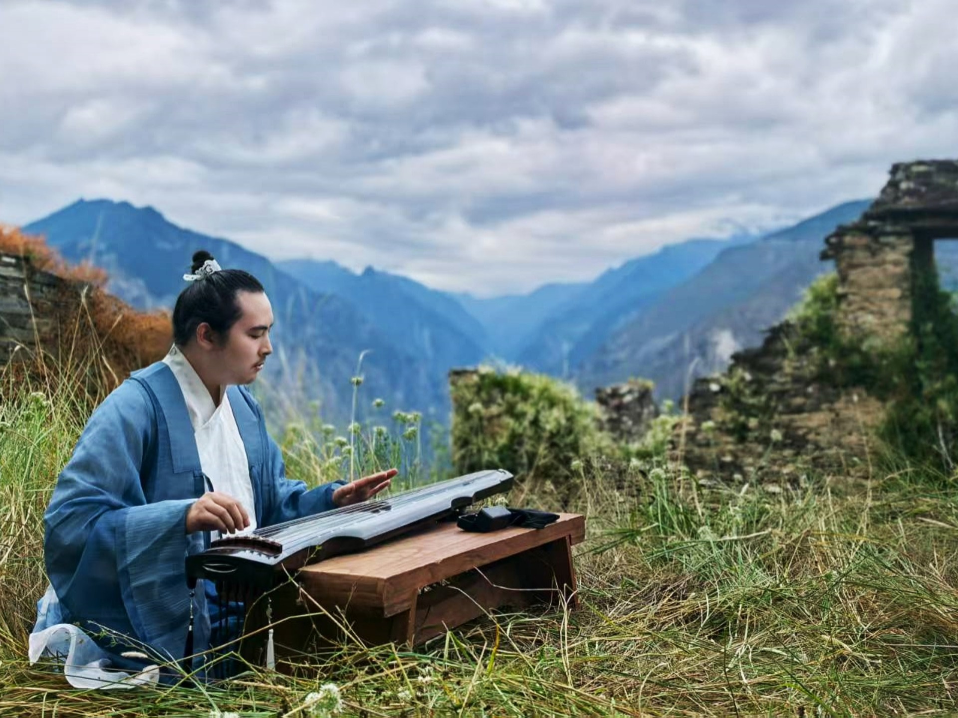 今时明月在 旧时关山残