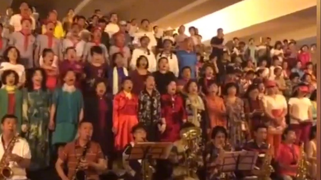 天桥下群众唱响毛时代这首歌，才发现世界上真的有人能够媲美太