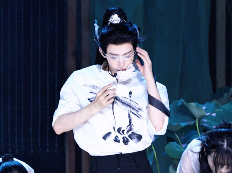 这不就是古穿今么！舞台上的风都那么懂事！「柳」直拍