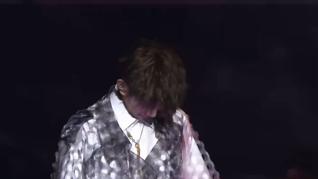 我发现了【王源第一守恒定律】即—（当王源老师走路的时候，唱歌