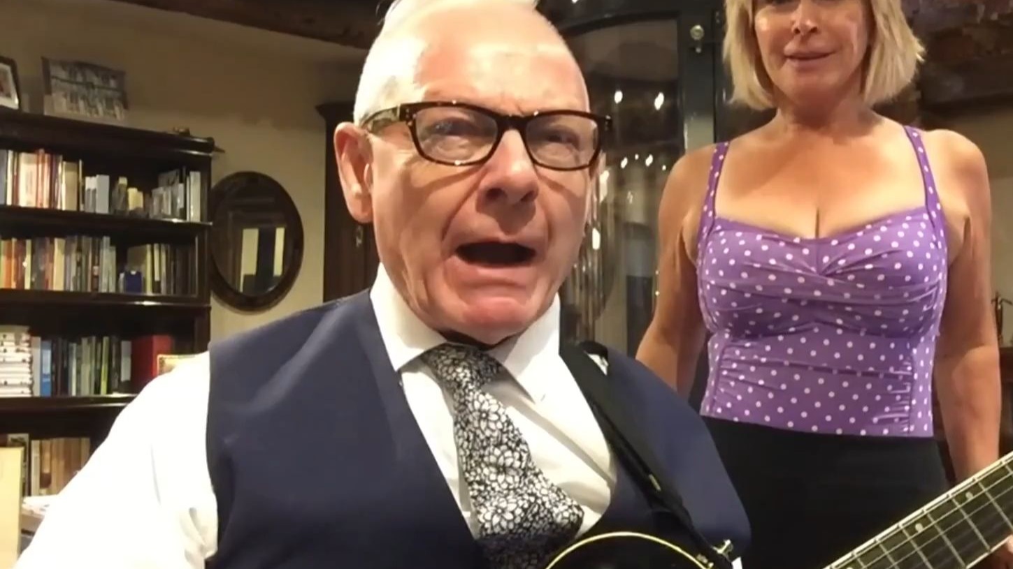 【熟肉字幕】可爱的英国老人Robert Fripp向你展示他的练习和