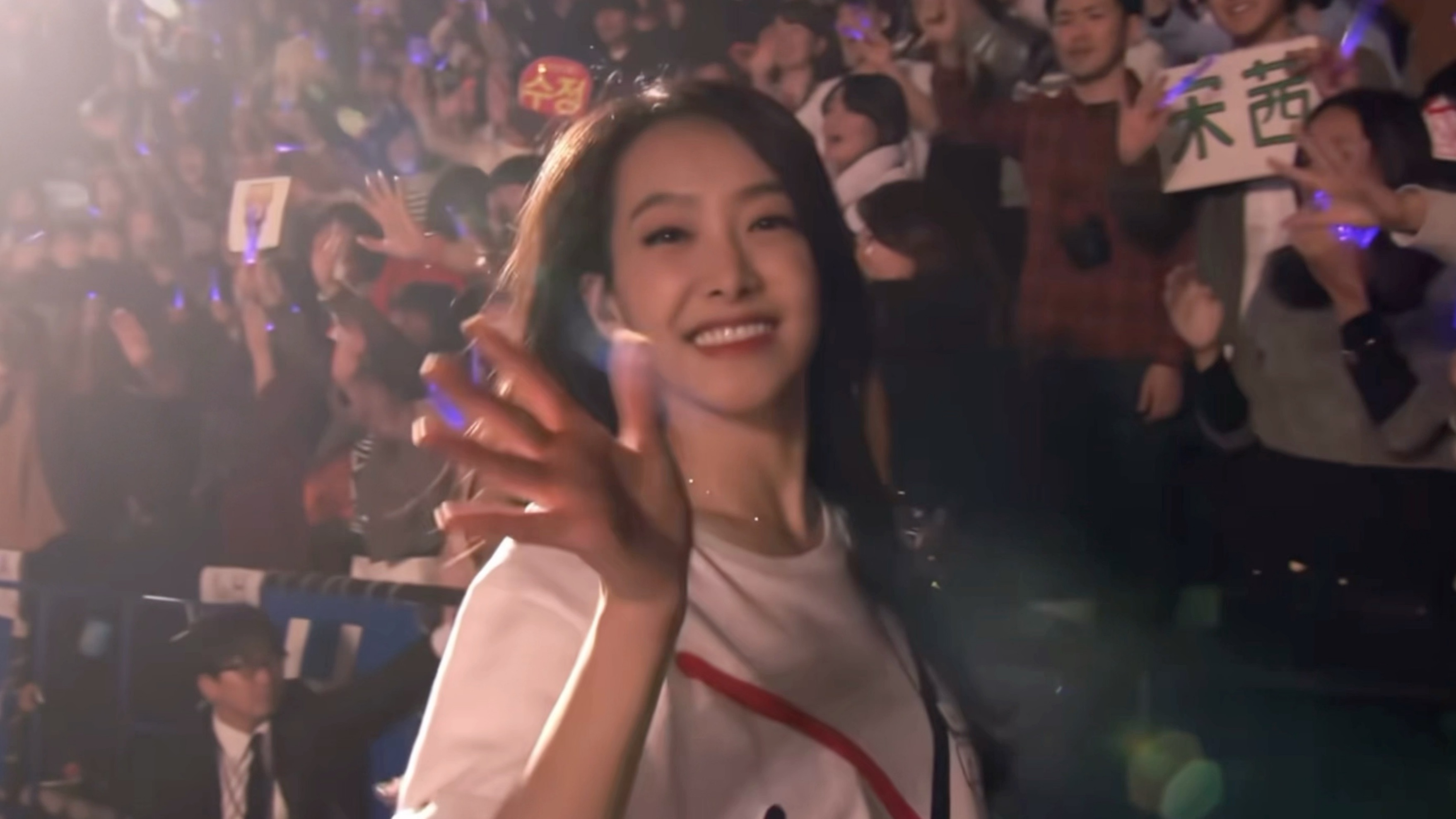 为什么看你们笑着挥手而我想哭呢，“看着你的眼睛说，so into yo