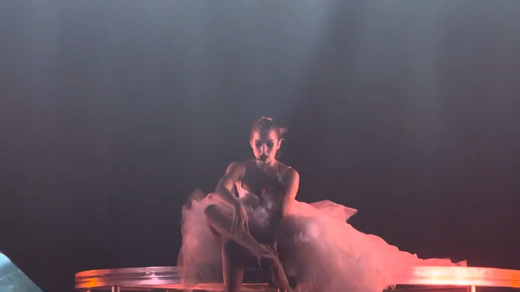 【全场】进步神速...蕾女王饶命！Addison Rae生涯首场巡演英国