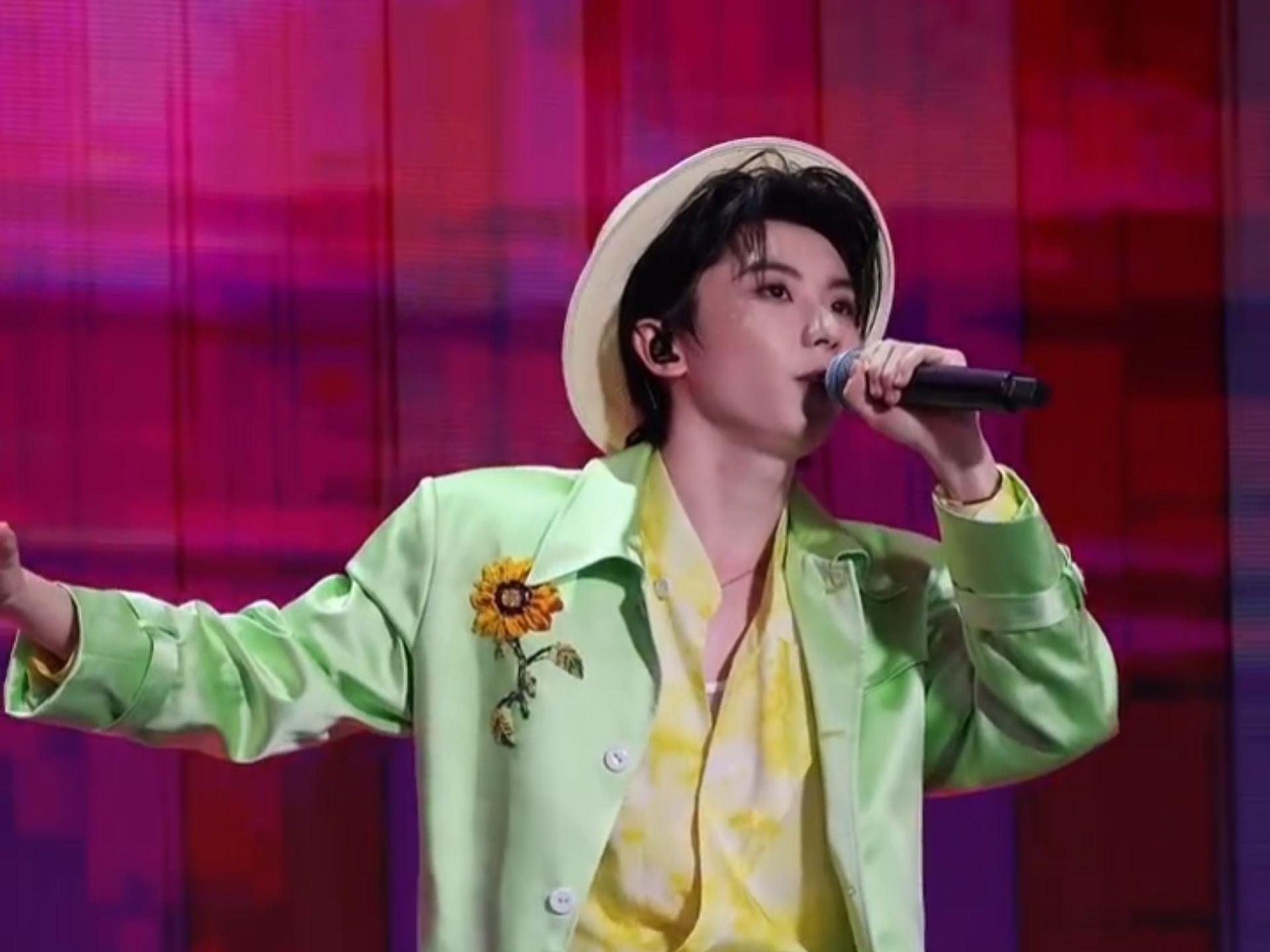 “马哥今天是绿色度假风！！马嘉祺”