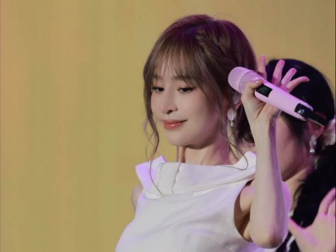 王心凌威海商演《心电心》又是被她电晕的一天！