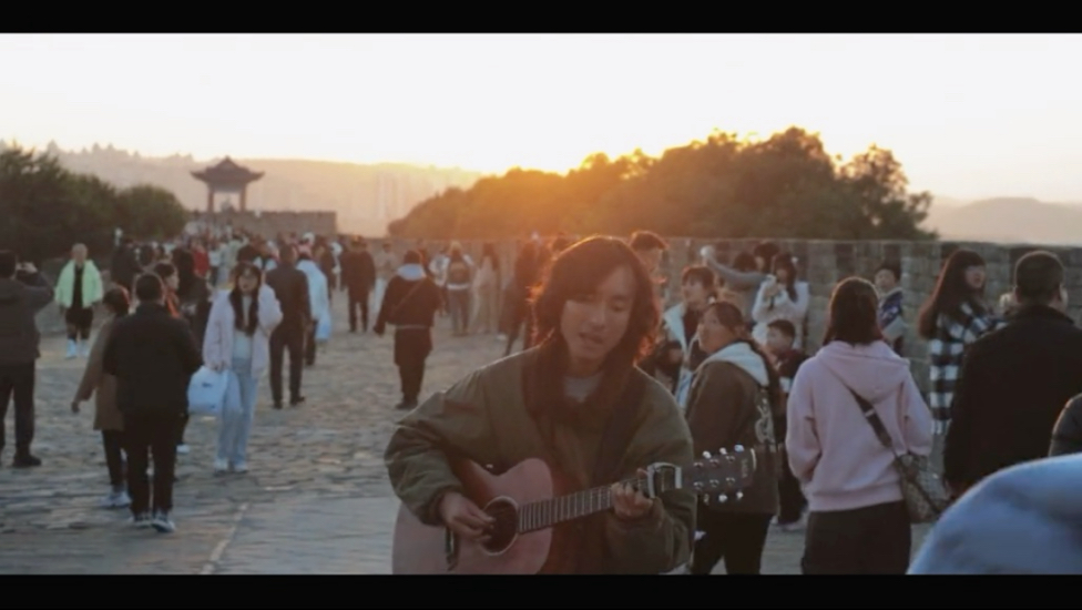 风儿它轻轻转 穿过绵延的高山