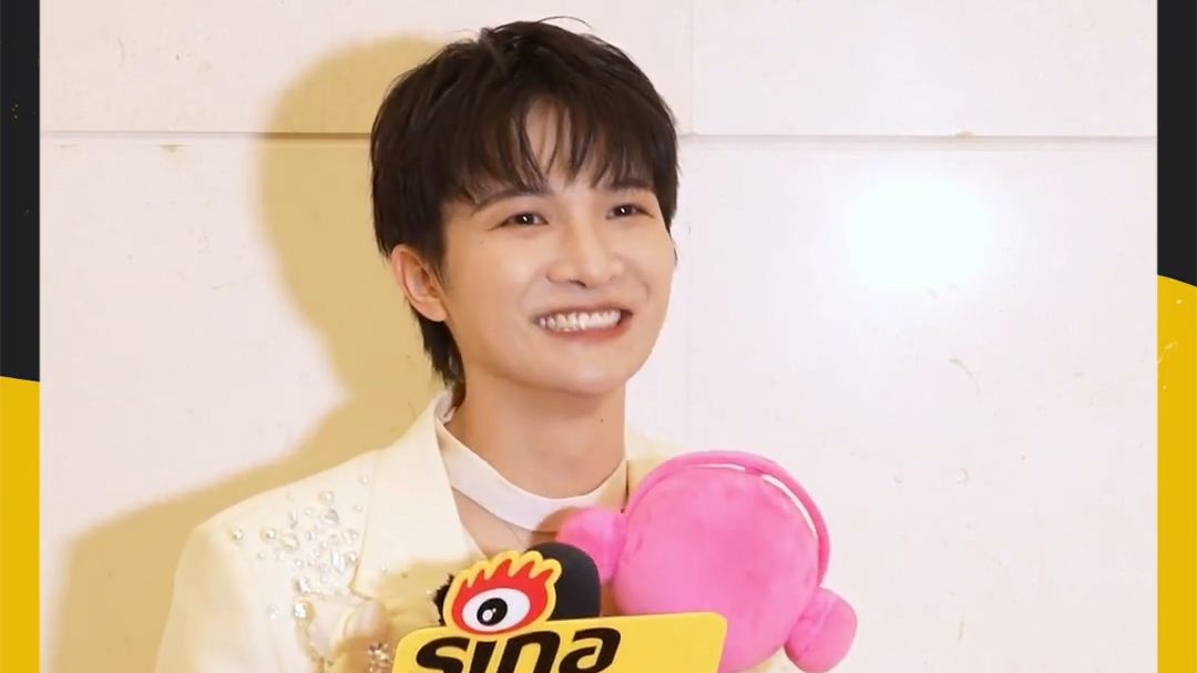 【周深】新浪娱乐×咪咕汇 专访丨周深谈2025新巡演「深深的