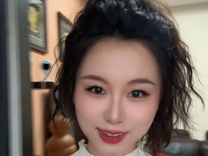 你可能不认识我，但一定听过我弹的歌~家人们初次见面，很高兴认