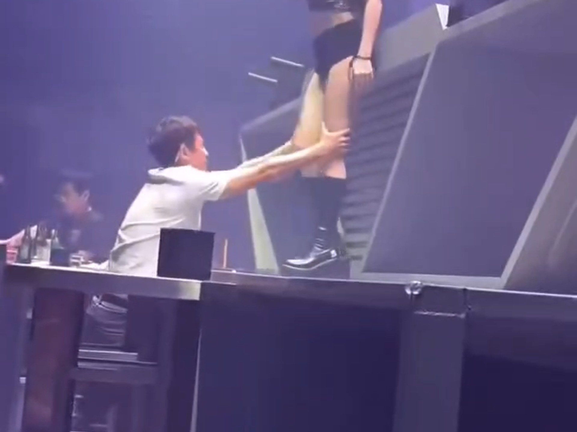 佛山市某酒吧顾客摸表演者大腿被踢一脚