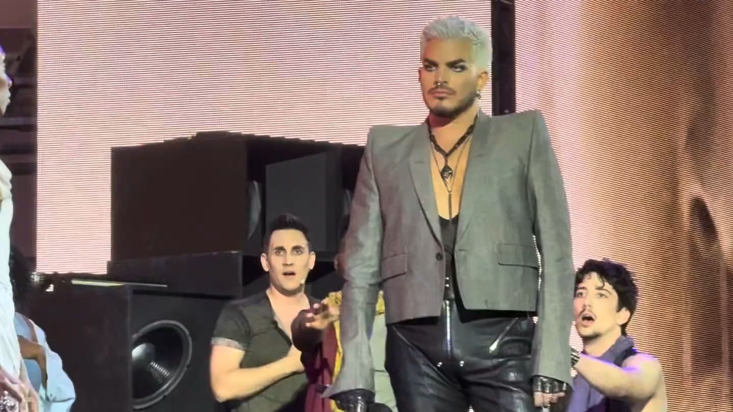 亚当兰伯特最新现场：“Heaven on Their Minds”＆“Superstar”