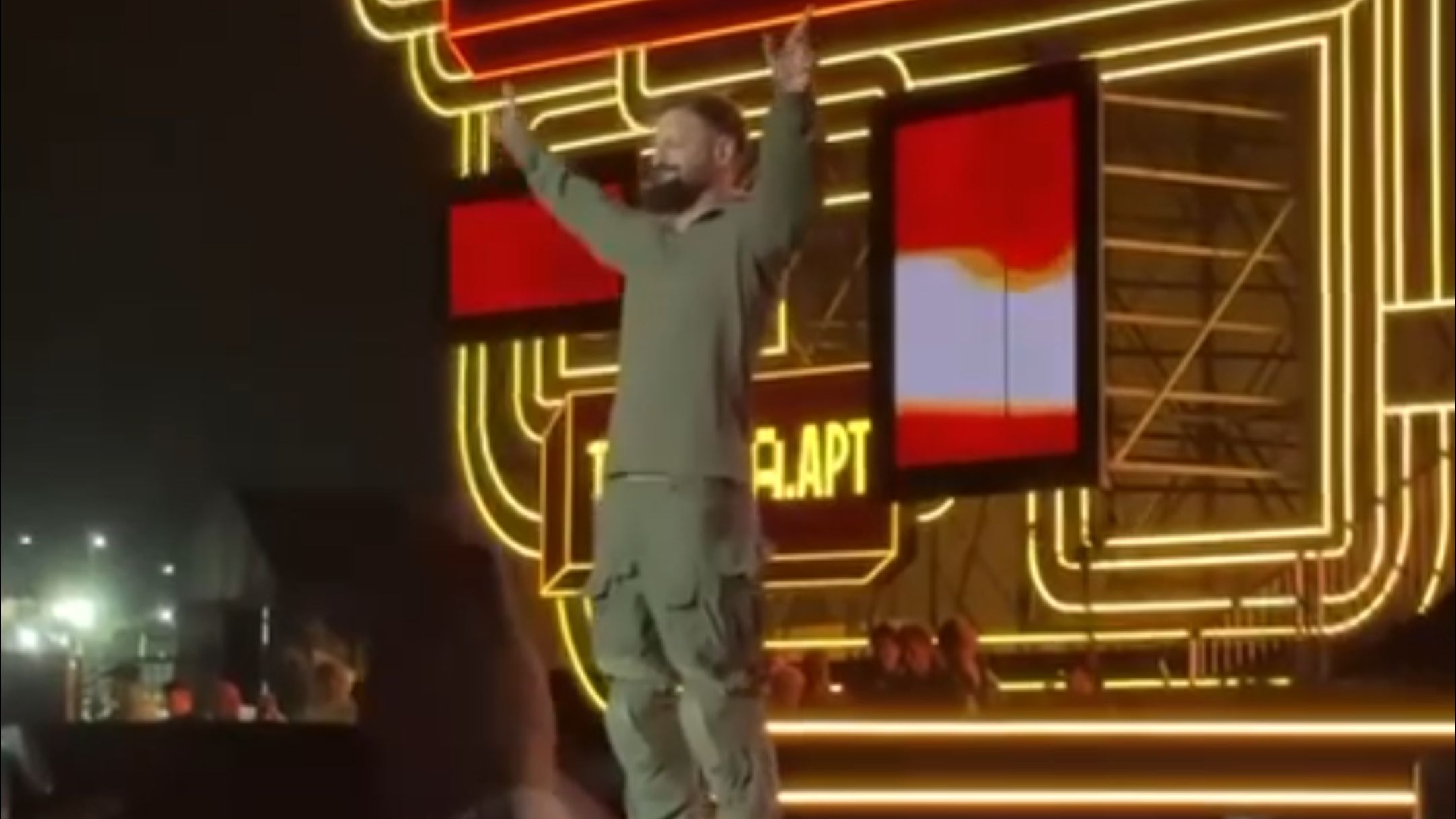 指挥官获得国家奖章并登台演唱，紧张坏了，还好没太走调