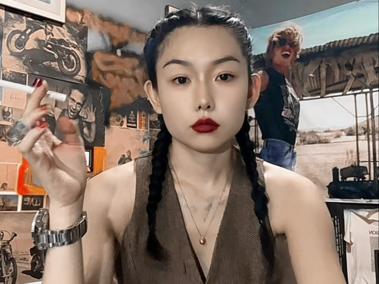 点一根 夜愿 青少年请勿吸烟 出门前房间内抽非公众场合 很难