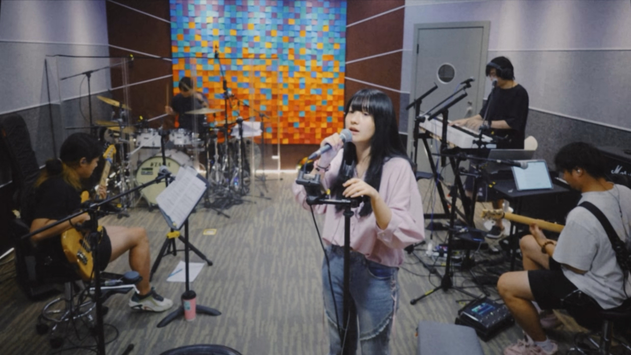 小莉排练中！无声河乐队今晚八点半又在北京演出啦！在京的朋友快