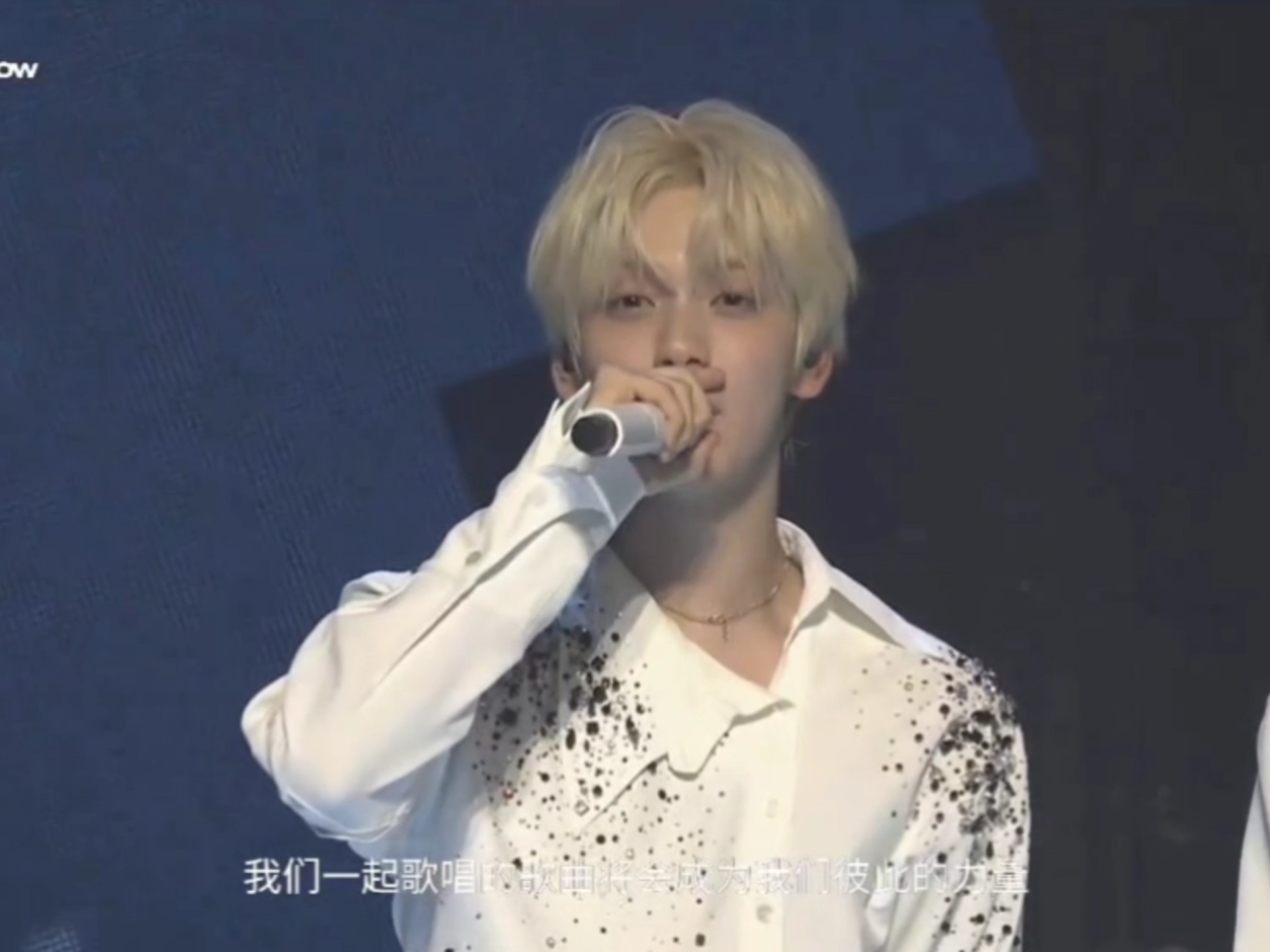 【TXT】演唱会上秀彬信里官宣全员续约！一起表演了Song of Sta